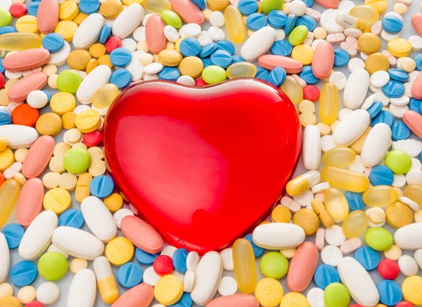 Herz mit Pillen. Bunte Pillen. medizinischer Hintergrund — Stockfoto