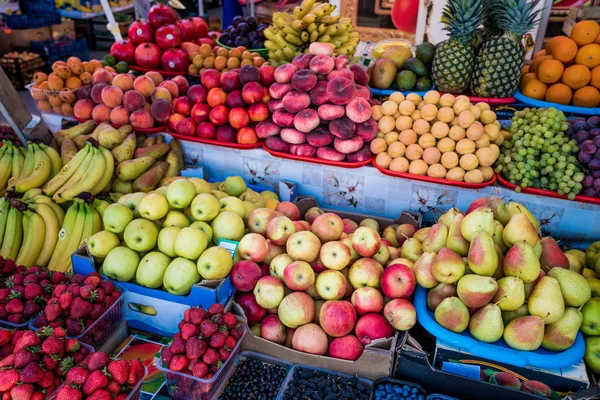 Rynku owoców z różnych kolorowych owoców świeżych. Świeże owoce. — Zdjęcie stockowe