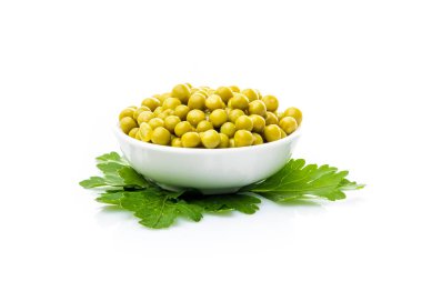 izole, bir kase beyaz arka plan yeşil bezelye