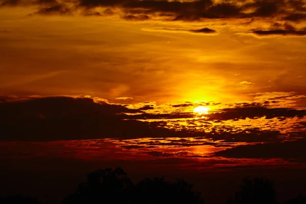 Фон заката неба. Огненный оранжевый закат — стоковое фото