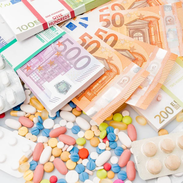 Geld und Pillen. Pillen in verschiedenen Farben auf Geld. Medizin-Co — Stockfoto