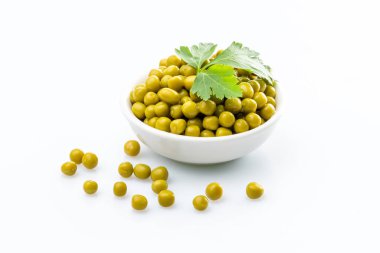 izole, bir kase beyaz arka plan yeşil bezelye