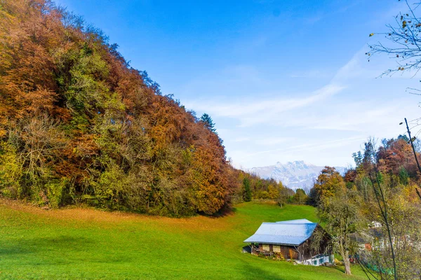 Vacker höstdag, Schweiz. Alperna-bergen i den soliga — Stockfoto