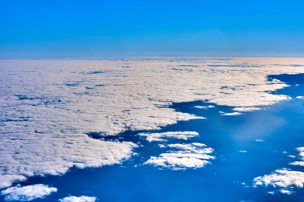 Moln och himmel sett från flygplan — Stockfoto