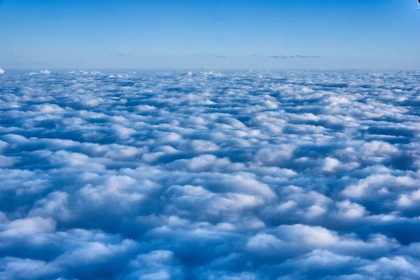 Nuvole e cielo blu visti da aereo — Foto Stock