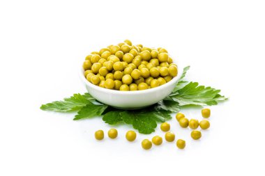 izole, bir kase beyaz arka plan yeşil bezelye