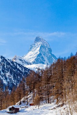 Mavi gökyüzü ile güneşli günde karlı Matterhorn tepe üzerinde doğal görünümü.