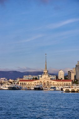 Gün batımında Sochi, Rusya'nın bina liman