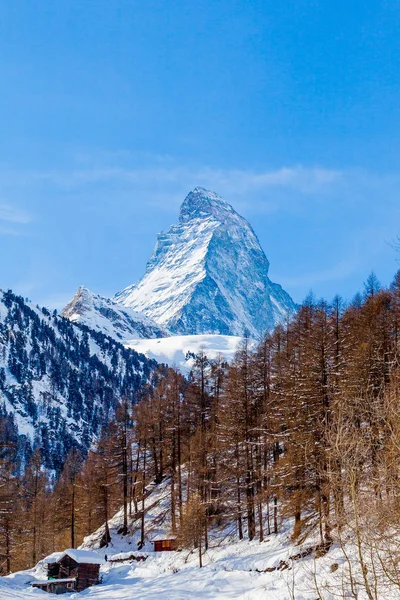 Vista panorámica del pico nevado de Matterhorn en un día soleado con cielo azul . —  Fotos de Stock