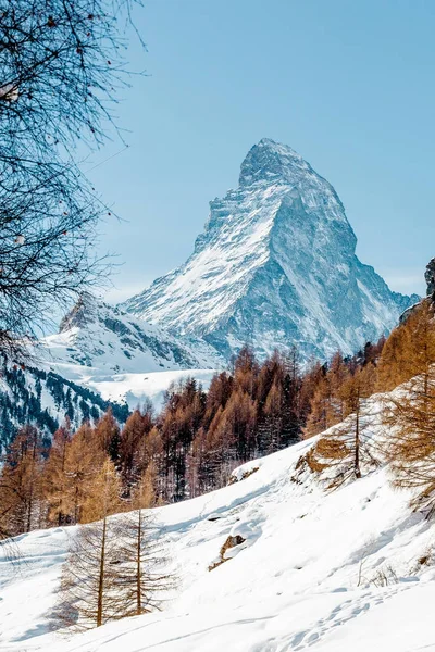 Mavi gökyüzü ile güneşli günde karlı Matterhorn tepe üzerinde doğal görünümü.