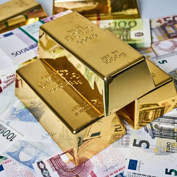 Investitionen in Gold, Geld und Gold. Goldbarren. Finanzmarktkrise — Stockfoto