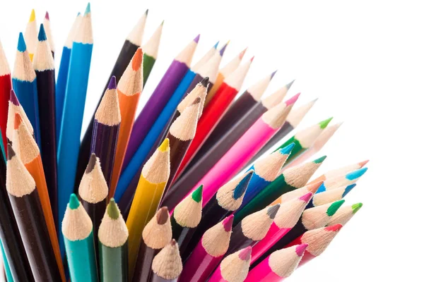 Close up de lápis de cor isolados sobre fundo branco. muitos co — Fotografia de Stock