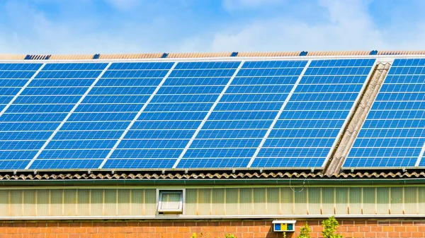 Painel solar em um telhado de uma casa. energia alternativa photovolta — Fotografia de Stock