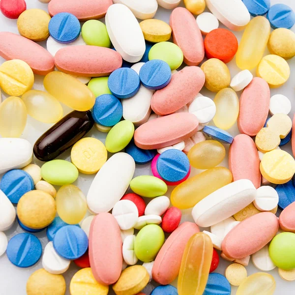 Pílulas coloridas. Comprimidos médicos ou vitamínicos. Comprimido medicamento colorido — Fotografia de Stock