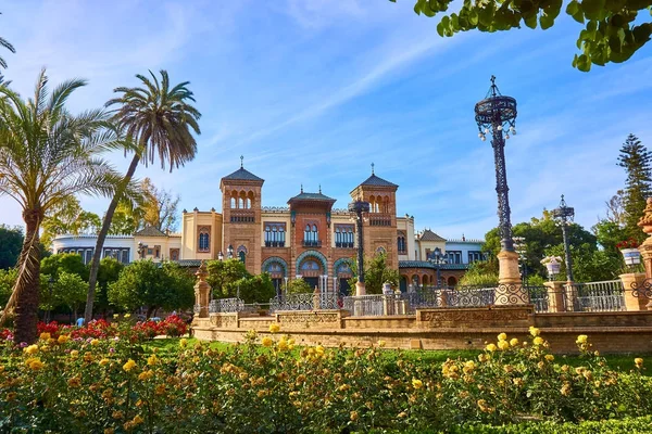 Trädgårdar av Museum of Arts och traditioner i Sevilla, Spanien — Stockfoto