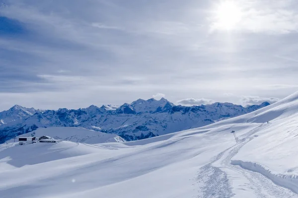 Alpine Alperna bergslandskap. Panorama av Snow Mountain — Stockfoto