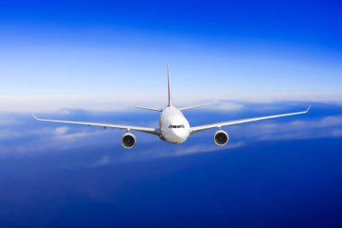 Bulutların üzerinde uçan uçak. Yolcu uçağı uçan