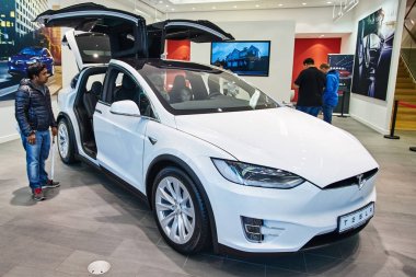 Düsseldorf, Almanya - 09 Eylül 2017: Elektrikli otomobil Tesla ben