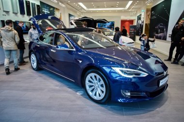 Düsseldorf, Almanya - 09 Eylül 2017: Elektrikli otomobil Tesla ben