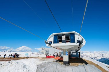 Soçi, Rusya - 05 Mayıs 2017: Ski lift Rosa Khutor Alp Res