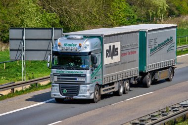 Düsseldorf, Almanya - 20 Nisan 2017: otoyol büyük kargo t ile