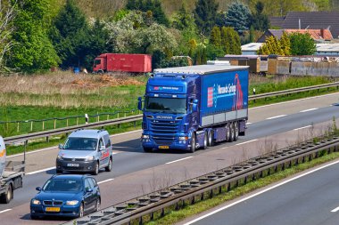 Düsseldorf, Almanya - 20 Nisan 2017: taşıma kamyonu hig üzerinde