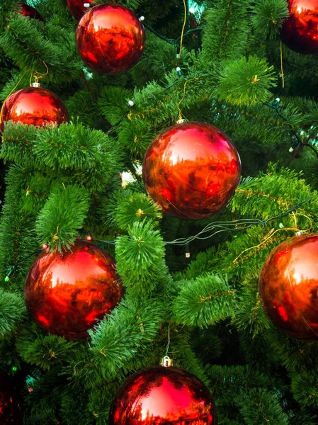 Hermosa bola de Navidad en ramas de árbol — Foto de Stock