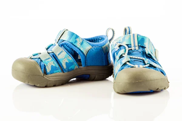Голубые туфли для ребенка на белом фоне — стоковое фото