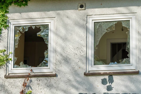 Fenster im Haus eingeschlagen — Stockfoto