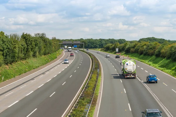 Dussseldorf, Almanya - 21 Ağustos 2017: Bir Alman highw trafik — Stok fotoğraf