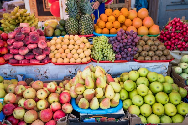 Mercado de frutas con varias frutas frescas de colores. Frutas frescas . — Foto de Stock