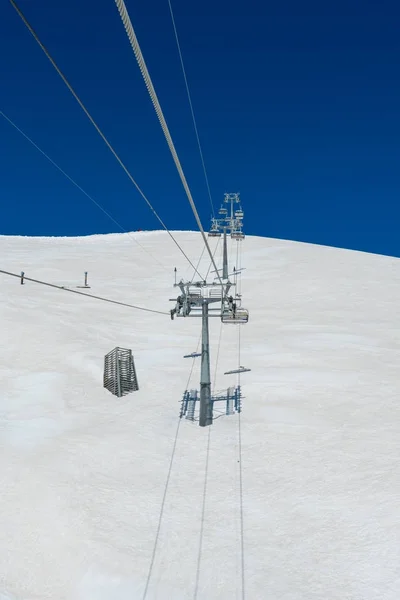 Kolejki linowej w ośrodku narciarskim w zimie — Zdjęcie stockowe