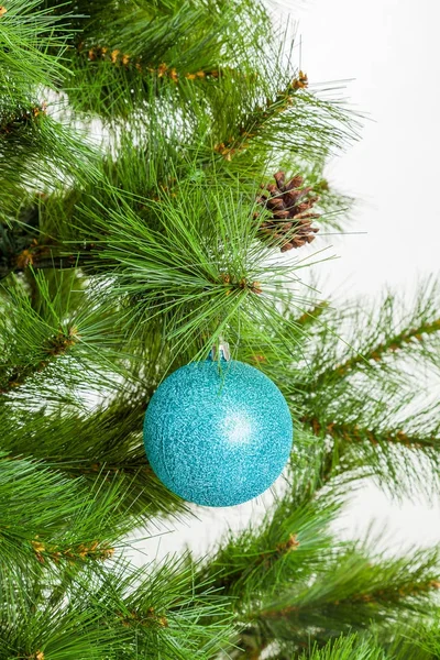 Versierde kerstboom. Vrolijk Kerstfeest en Gelukkig Nieuwjaar — Stockfoto