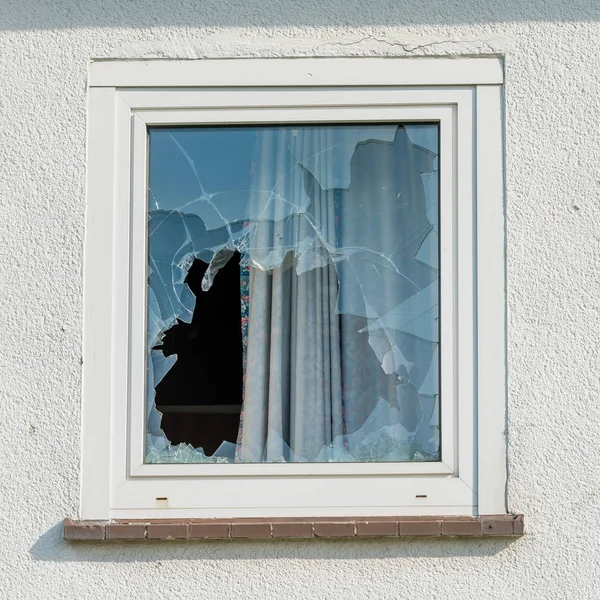 Gebroken glas venster buiten — Stockfoto