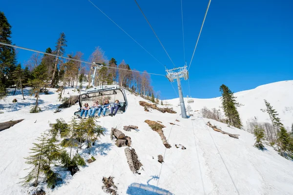 Sochi, Ryssland - 05 maj 2017: Ski lift i Rosa Khutor Alpine Res — Stockfoto