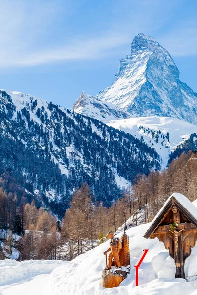 Vista panoramica sulla vetta innevata del Cervino nella giornata di sole con cielo blu . — Foto Stock