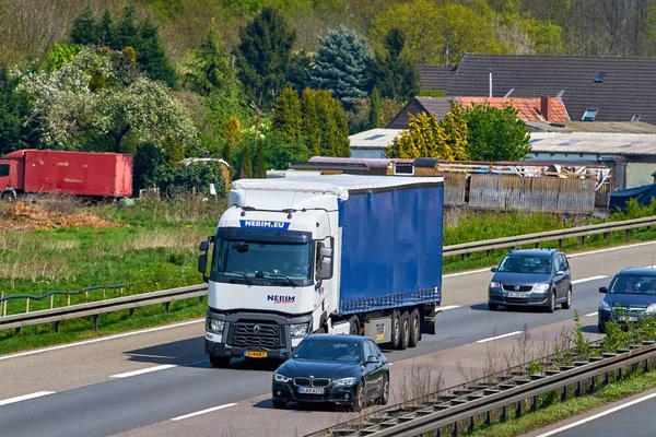 Düsseldorf, Almanya - 20 Nisan 2017: otoyol büyük kargo t ile