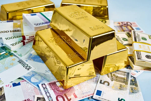 Inversión en oro.Dinero y Oro. lingotes de oro. Conc financiero —  Fotos de Stock