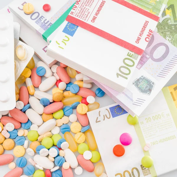 Money and pills. Pills of different colors on money. medicine co — Stock Photo, Image
