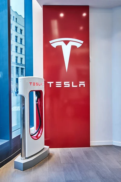 Дюссельдорф, Германия - 09 сентября 2017 г.: Tesla Supercharger sta — стоковое фото