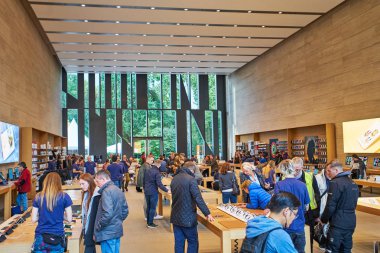Düsseldorf, Almanya - 09 Eylül 2017: Apple store. Elma