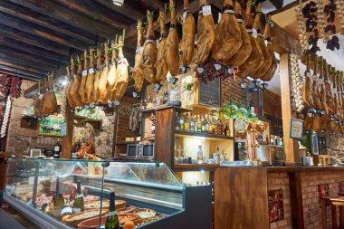 Santa Cruz de Tenerife, İspanya-Ocak 2017:Meat satılık ürünler