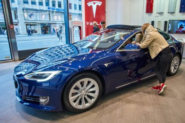 Düsseldorf, Almanya - 09 Eylül 2017: Elektrikli otomobil Tesla ben