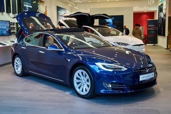 Düsseldorf, Niemcy - 09 września 2017: Samochód elektryczny Tesla i — Zdjęcie stockowe