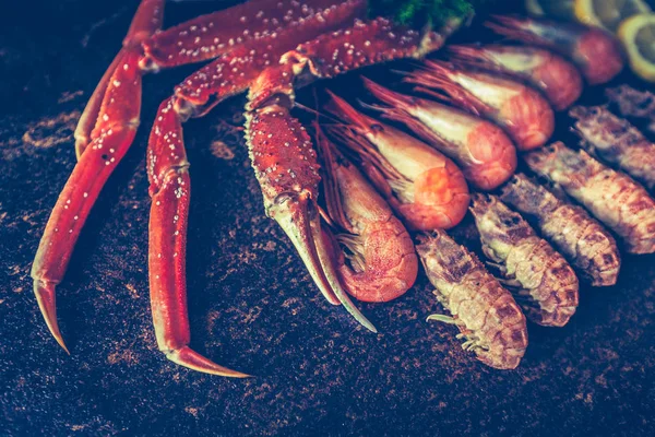 Fisk og skaldyr Krabbeben. krabbe ben med frisk citron - Stock-foto