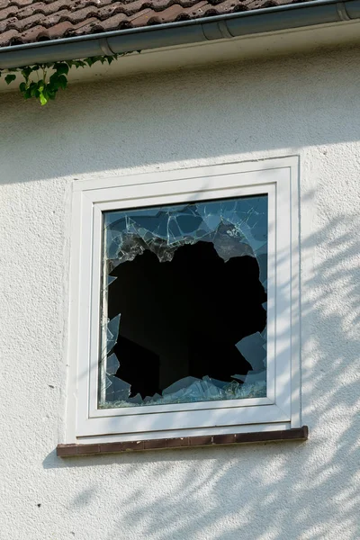 Scheibe eingeschlagen. Fenster gesprungen — Stockfoto