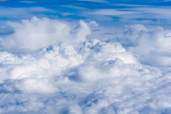 Nuages blancs moelleux d'en haut. nuages et ciel — Photo
