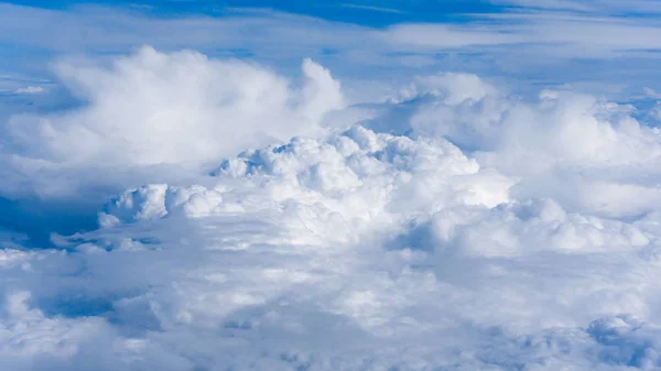 Nuages blancs moelleux d'en haut. nuages et ciel — Photo