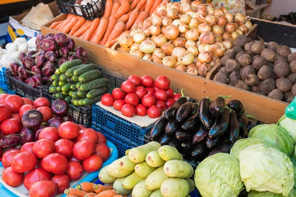 Hortalizas frescas y ecológicas en el mercado agrícola — Foto de Stock