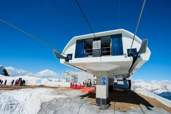 Sochi, Rusland - 05 mei 2017: ski-oord in de Krasnaya Polyana. SN — Stockfoto